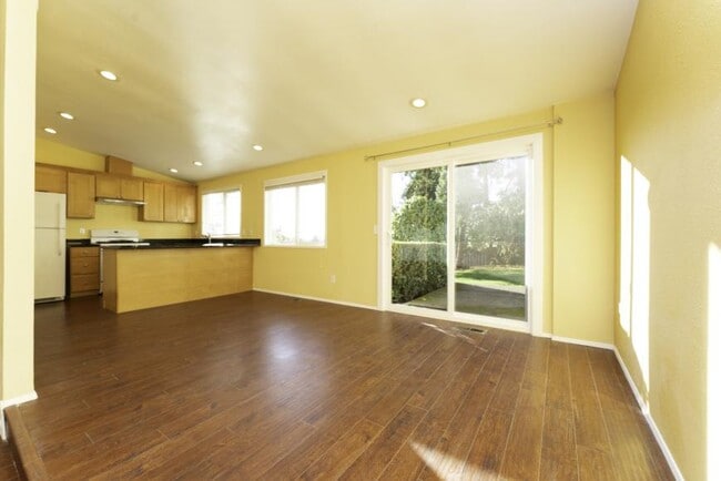 Building Photo - 3 bedroom in Bellevue WA 98006