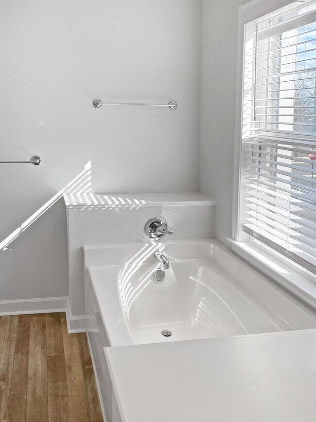 Building Photo - Spacious Townhome with MOVIE STAR Primary Closet!!!!