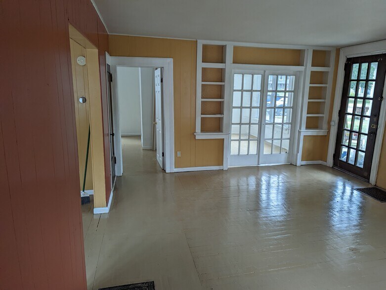 Building Photo - 305 W Harris St