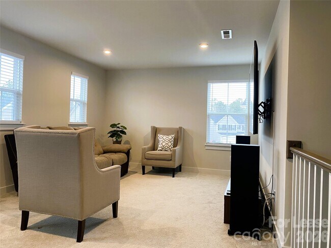 Building Photo - 3163 Streamside Dr