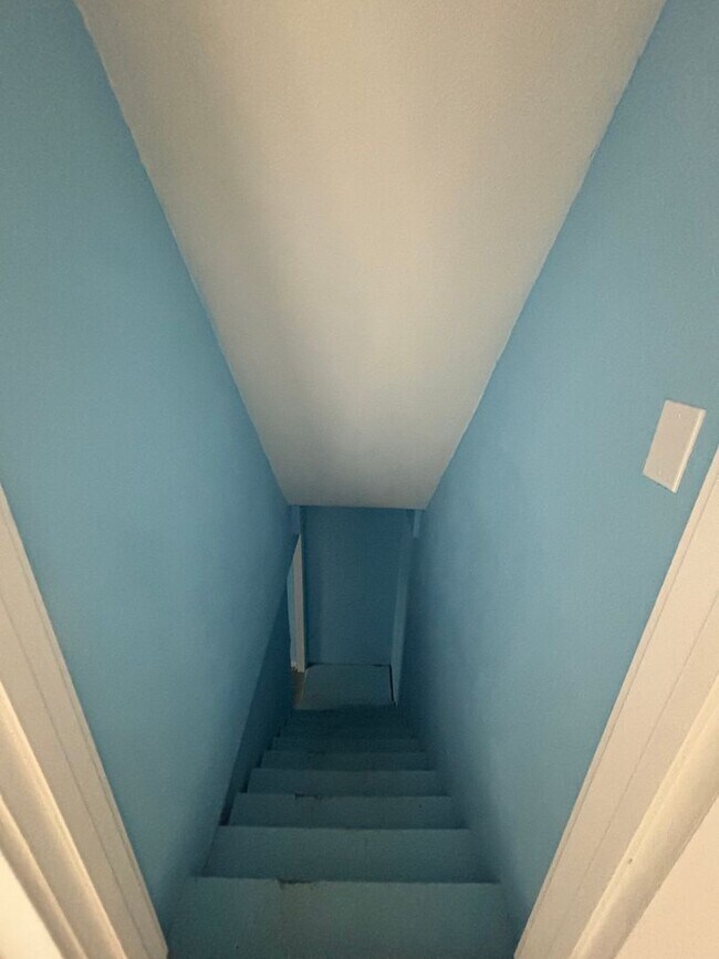 Building Photo - 4 Bed 2 Bath Home with Garage Near Swope PKWY Available NOW!