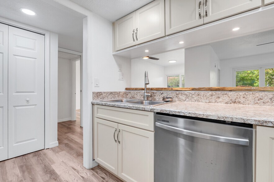 Kitchen - 1051 S Highland St