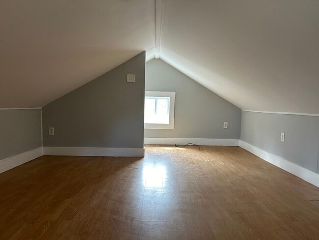 Building Photo - Charming 2 bedroom 1 bathroom, recently renovated single family home