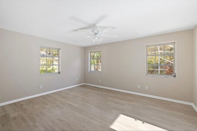 Building Photo - 835 Royal Palm Pl