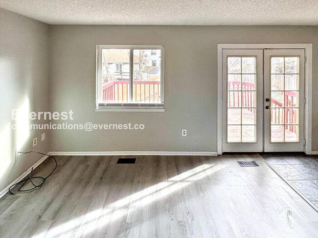 Building Photo - 4 Bed/2 Bath Home with Fenced Yard & Garage / Available Now!