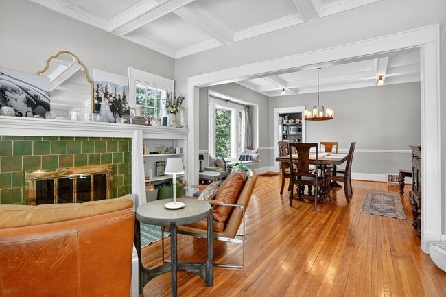 Building Photo - Great 3 Bedroom & 2 Full Baths In GREAT South Plaza Location