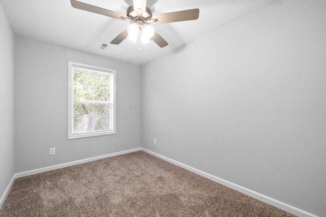 Building Photo - 4 Bedroom Home For Rent Near Downtown Clarksville!