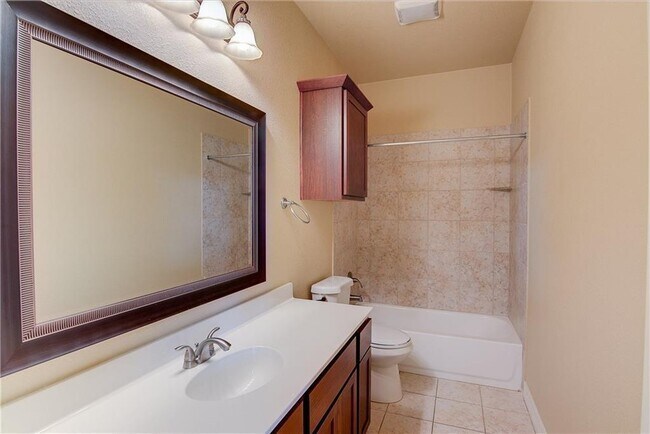 Building Photo - 221 Geode Ln