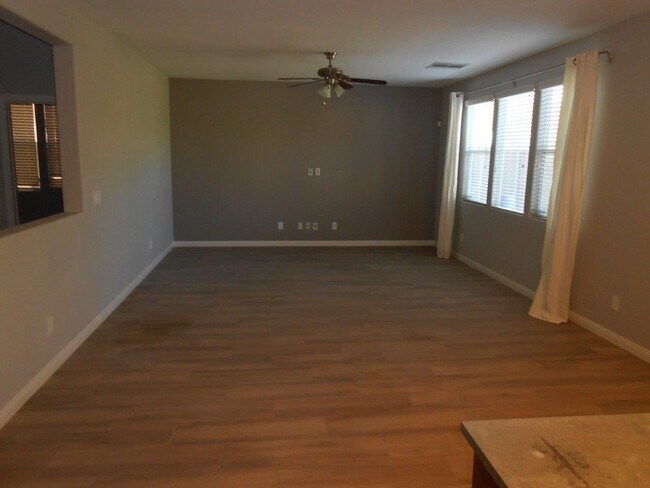 Building Photo - Beautiful Spacious Home in Mountains Edge