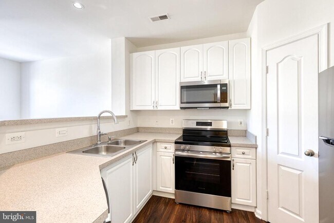 Building Photo - 400 Symphony Cir