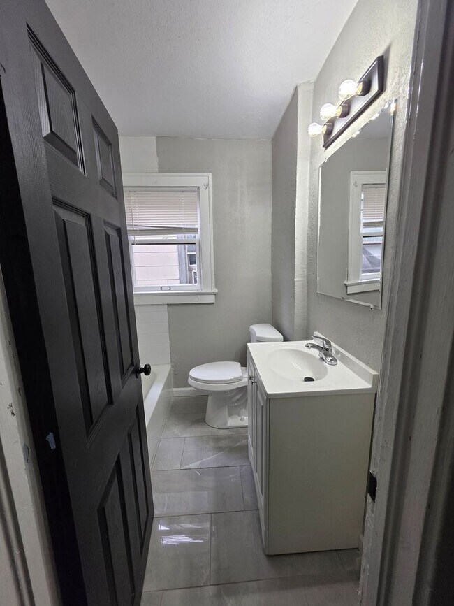 Building Photo - Spacious 4 Bedroom Home with Classic Charm