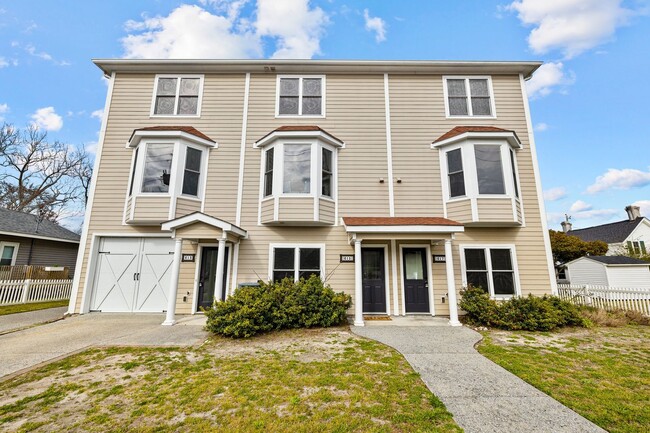 Building Photo - Newly Renovated Townhome