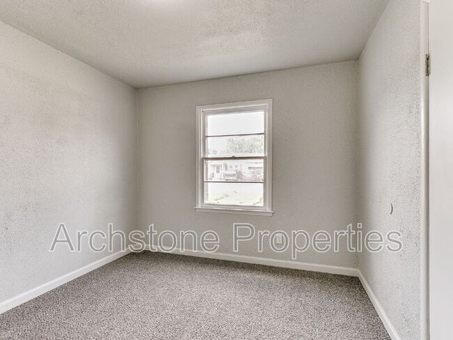 Building Photo - 2312 Mustang St