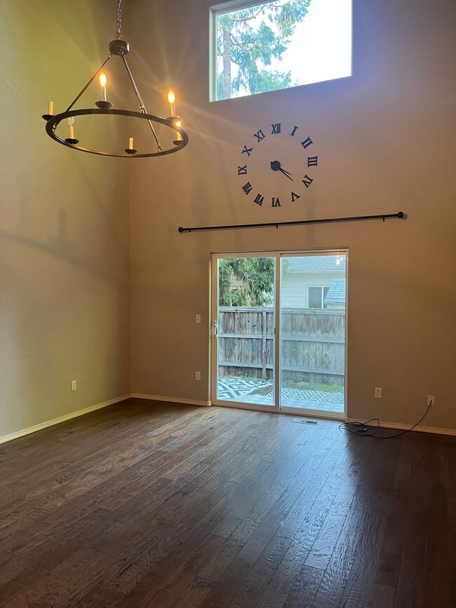 Building Photo - 2 Bedroom 2.5 Bath House