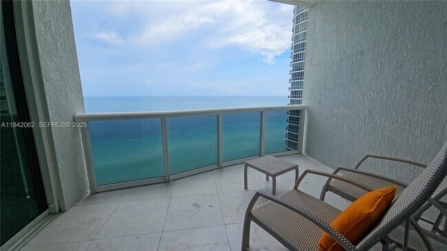 Building Photo - 15901 Collins Ave