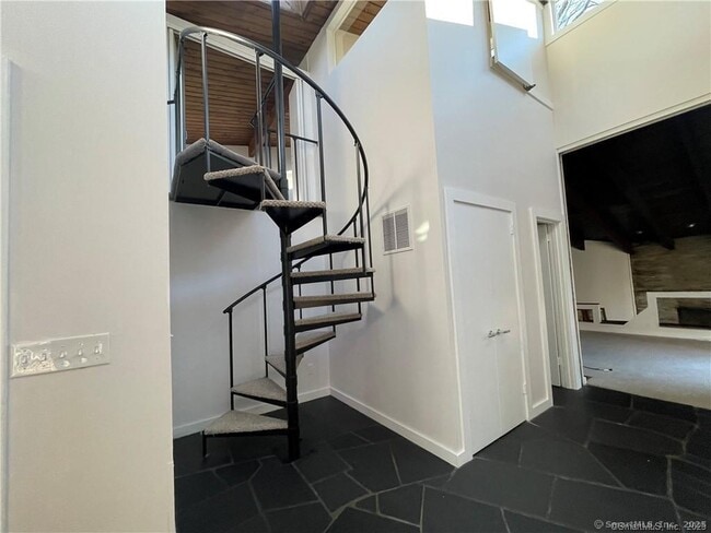 Building Photo - 860 Oakwood Rd