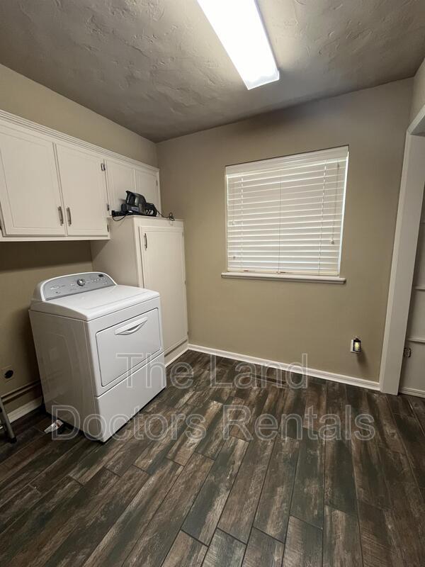 Building Photo - 412 S Country Club Road