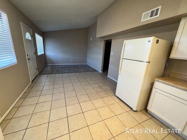 Building Photo - AVAILABLE NOW! 4 WEEKS FREE RENT-2 BED 1 B...