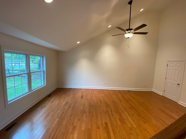 Building Photo - Pristine Duplex with Hardwood Floors and M...