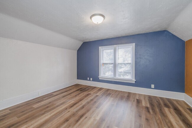 Building Photo - 35 W 14th Ave