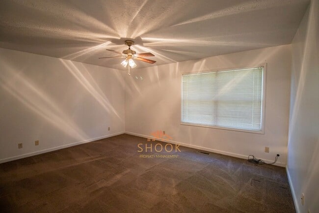 Building Photo - LARGE TOWNHOME CLOSE TO CAMPUS - LOTS OF S...