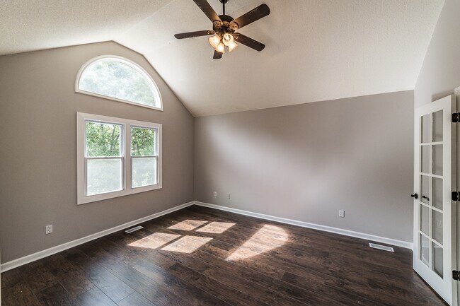 Building Photo - 2014 Fairway Hills Dr
