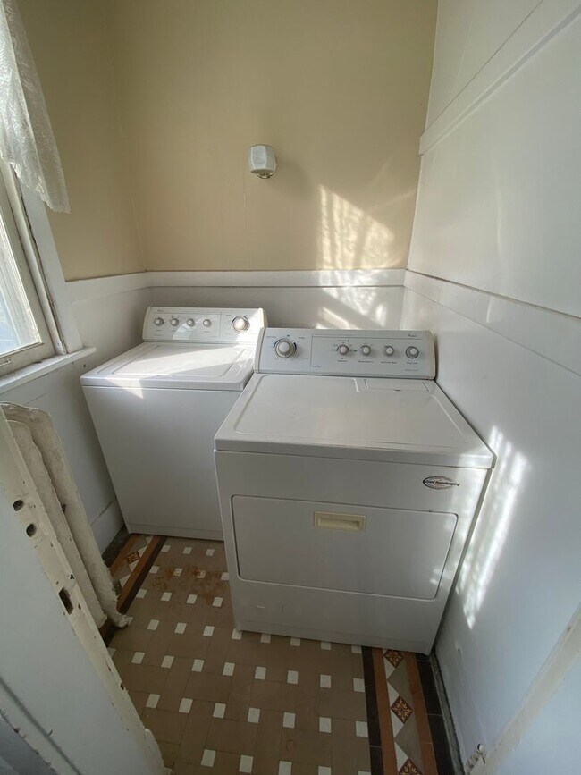 Building Photo - 2602 6th Ave