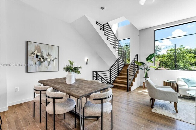 Building Photo - 515 NE 61st St