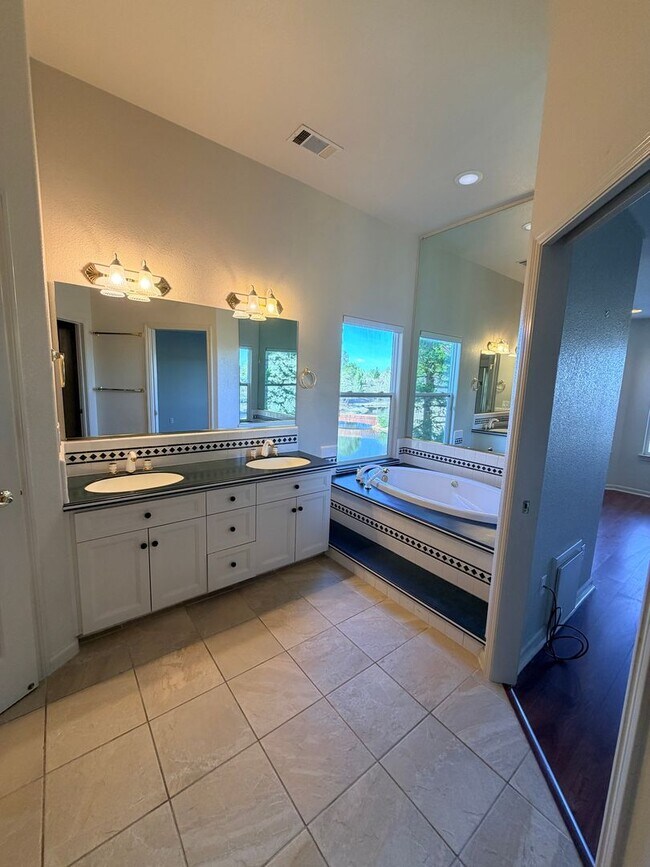 Building Photo - Beautiful Lakefront Home in the Vineyard! 55+ community