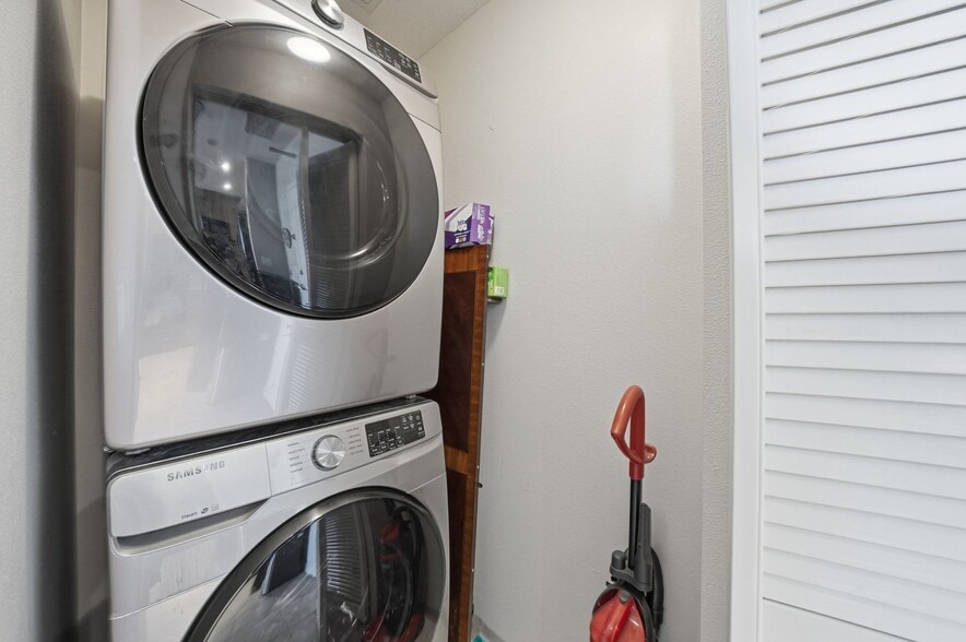 Building Photo - 300 W Beech St