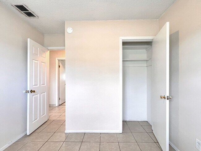 Building Photo - Three-Bedroom Home with Spacious Family Bo...