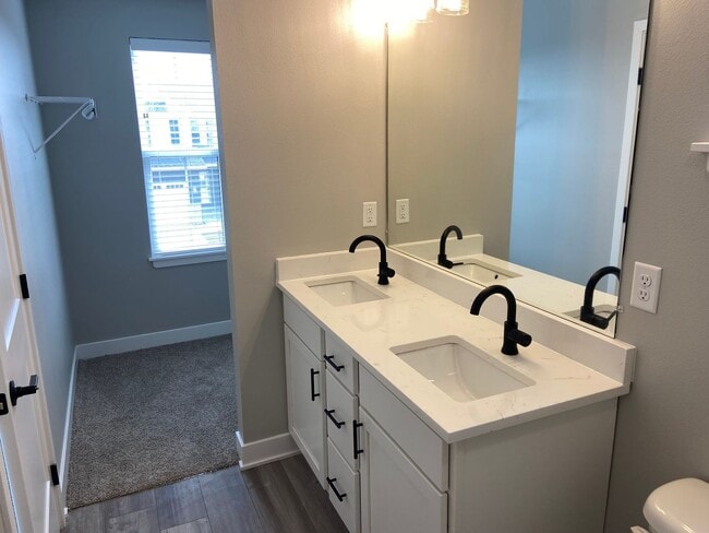 Building Photo - Newer build single family home!