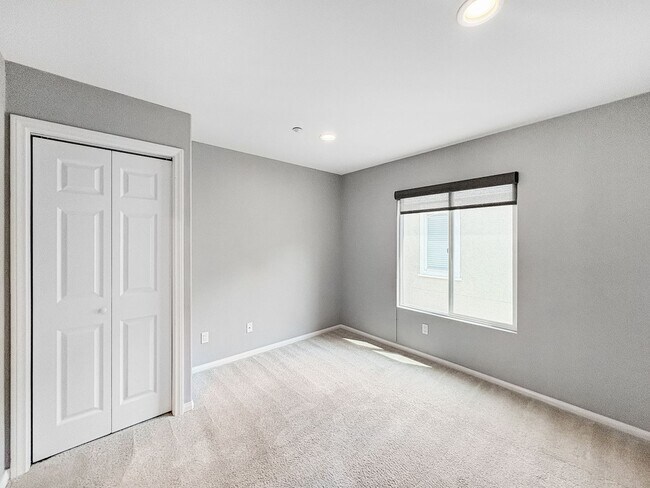 Building Photo - Stunning 4B/2.5BA House in Vista!