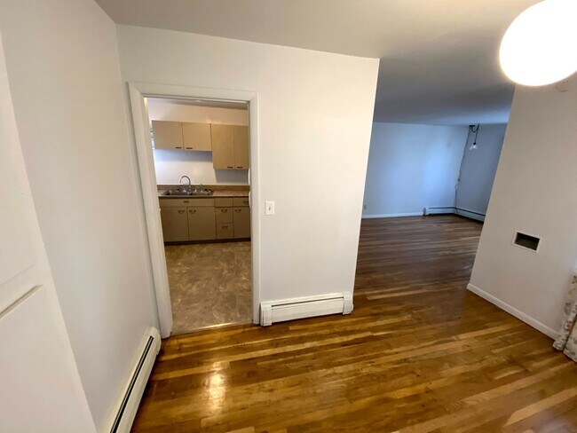 Building Photo - 4 Bedroom 1.5 Bath House with Washer and D...
