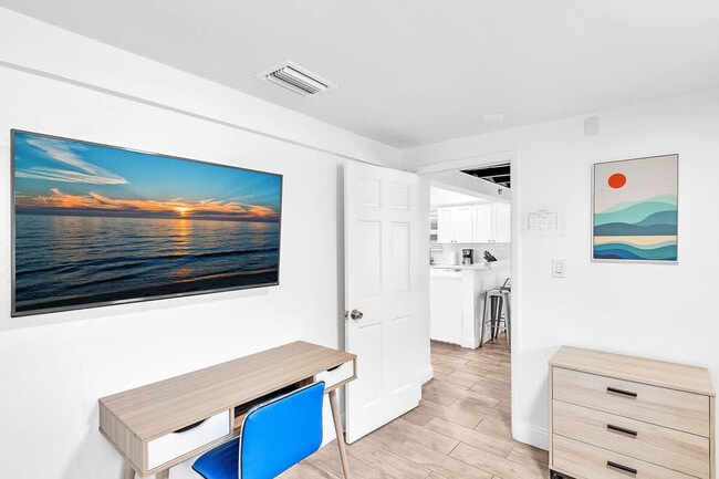 Building Photo - 1568 NE 35th St