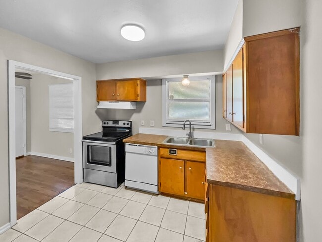 Building Photo - Charming 3-Bedroom Home in Desirable Fort Worth Neighborhood