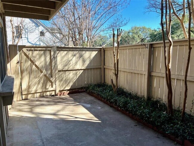 Building Photo - Arbor Village Condominium / Beautiful Update Unit / Refrigerator, Washer & Dryer included