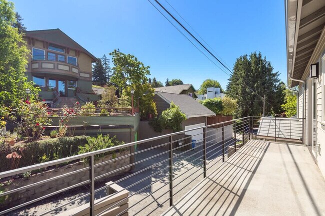 Building Photo - 3224 13th Ave W