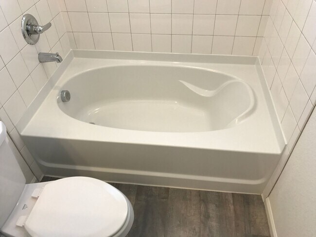 Building Photo - 3 bedroom 2 1/2 bathroom house in Commerce...