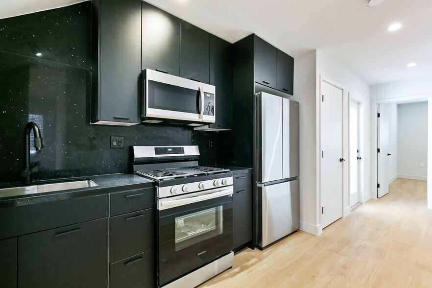 Building Photo - 345 N Heliotrope Dr
