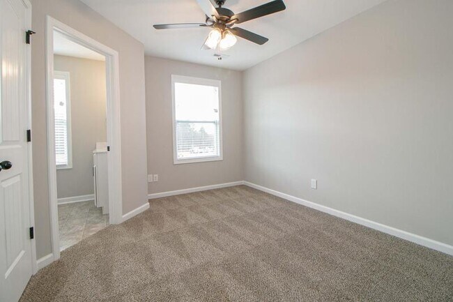 Building Photo - 1115-H2 Hillwood Drive