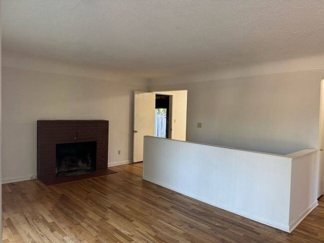 Building Photo - 4 Bedroom home