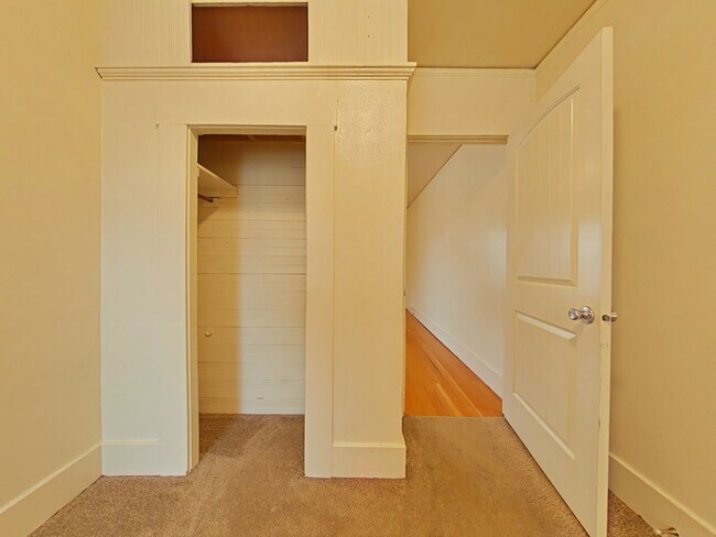 Building Photo - 1 Bedroom Duplex ~ Close to Campus ~ Small...