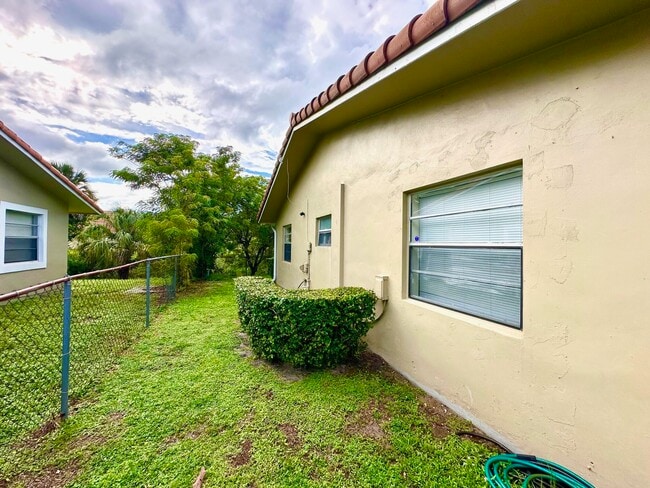 Building Photo - 4340 Riverside Dr