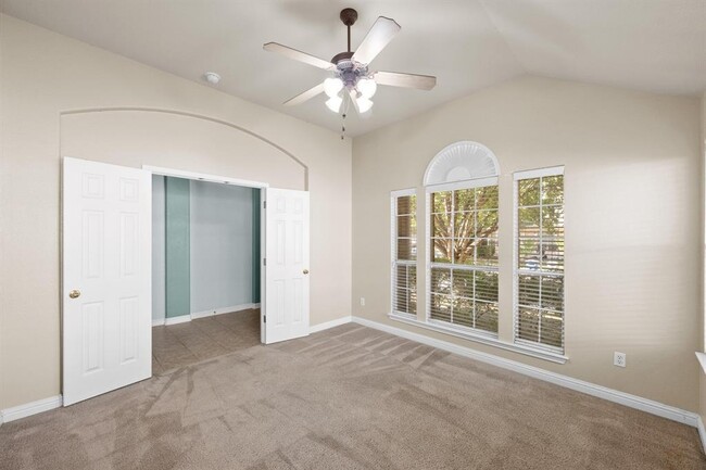 Building Photo - 10409 Yellowstone Dr