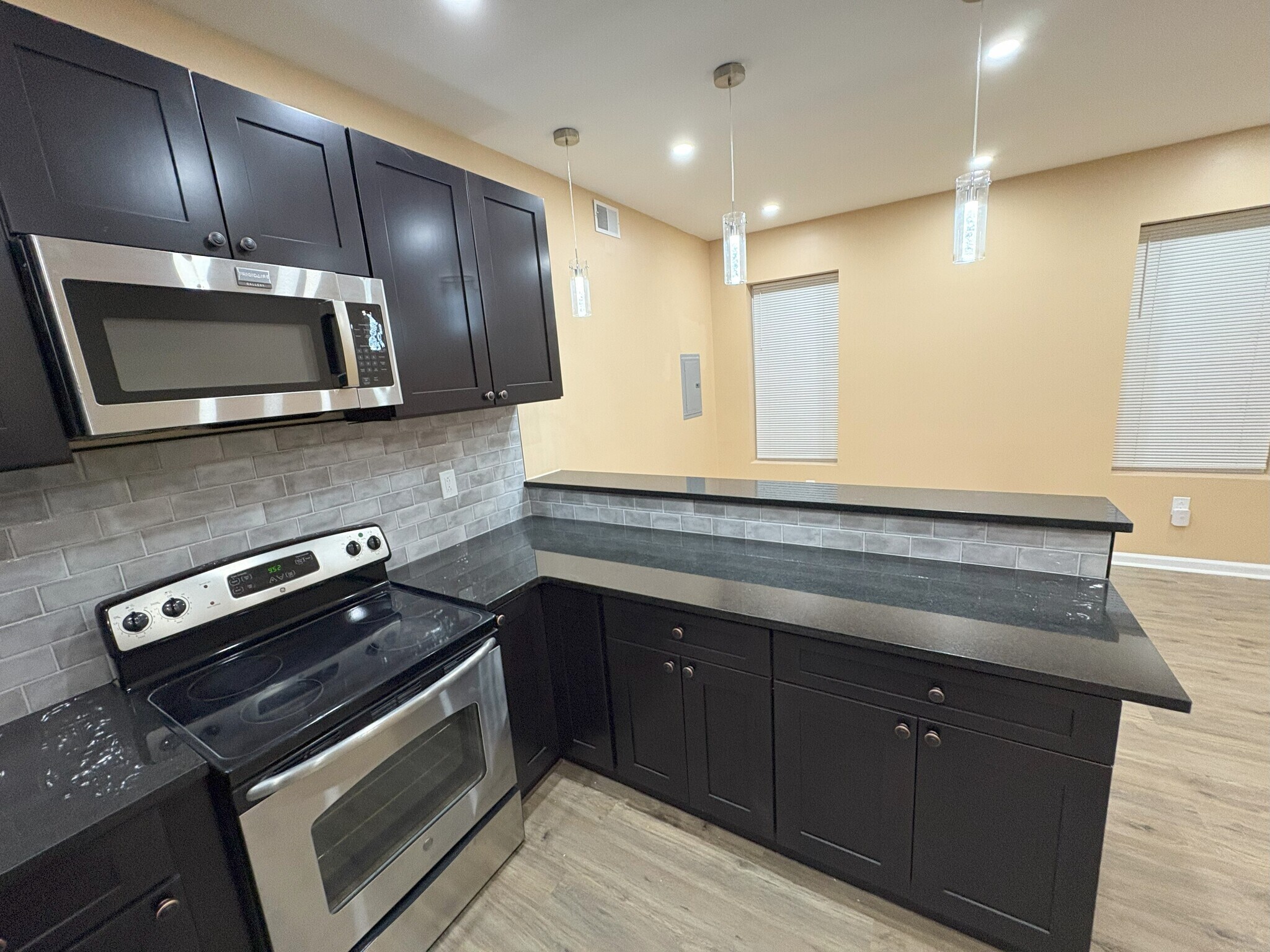 plenty of counter space - 2214 N Delhi St