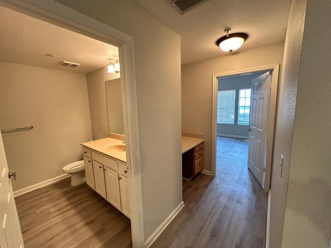 Building Photo - Lovely 2/2 Ground Floor Condo For Rent in ...