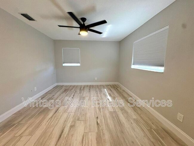 Building Photo - 1074 S Woodbrook Drive South