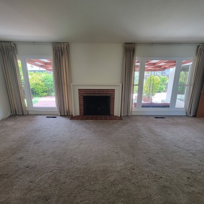 Building Photo - Well-Maintained Redwood City Home with Bonus Room & Private Yard