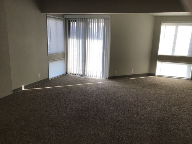 Building Photo - Spacious 2 Bedroom in Downtown Omaha